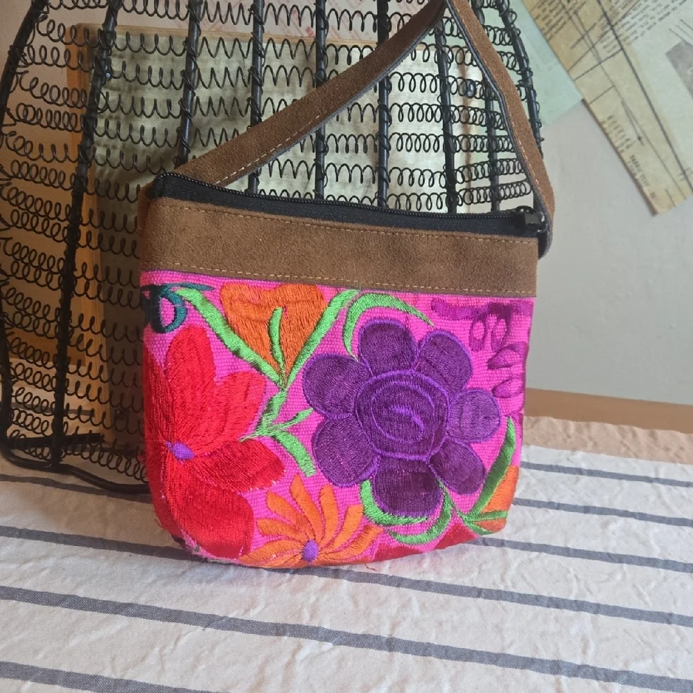 Embroidered Floral Crossbody Bag - Picture 4 of 13